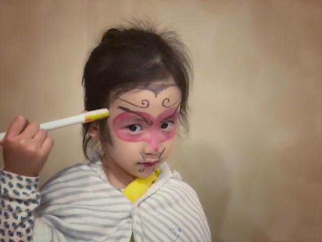 宋祖儿|多多平安夜晒与妈妈合影，嘟嘴卖萌颜值高，做圣诞小制作心灵手巧