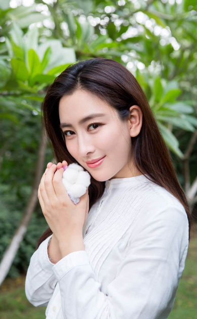 马苏|知名女星现身路边摊，素颜出镜大口嗦粉，不戴口罩都无人认