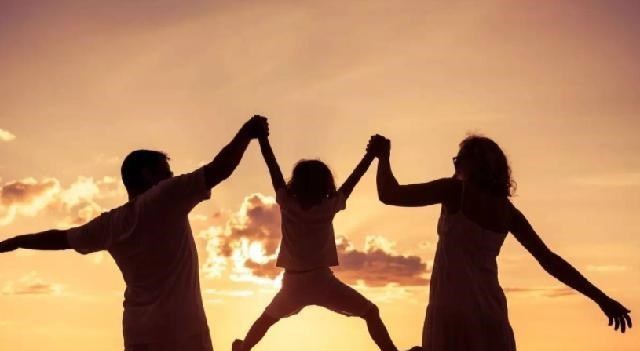 女孩 7岁女孩铁嘉欣，因纯真笑脸走红，网红公司开价100万求签约遭拒