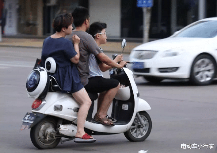 电动车小行家 女子骑电动车被扣，说从车上拿点东西，看到拿的东西后：太机智了