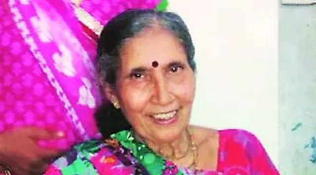 英国 印度一妇女，49年为爱守空房，退休后做饭放牛，却配12名顶级保镖