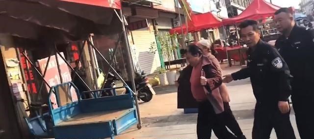 安徽滁州:大妈落水淡定漂浮水面等候救援!遇事不慌才是硬道理!