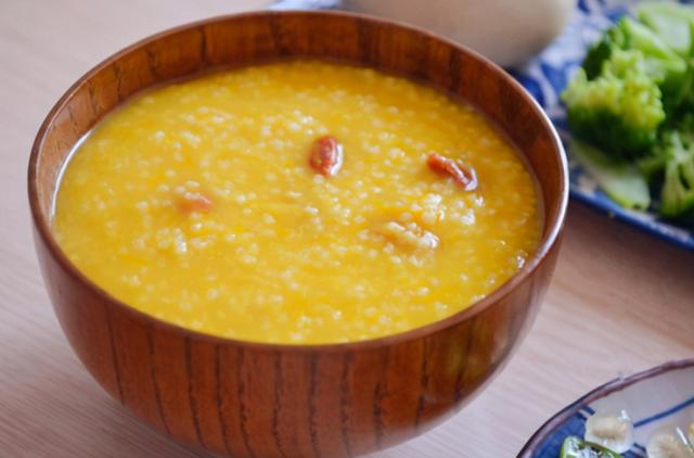 勇哥聊养生|经常喝小米粥，可以养胃吗？医生提醒：别乱吃，吃错了反而伤胃