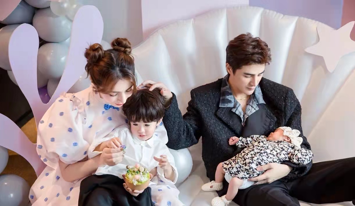 丹尼尔|麦迪娜圣诞节跟儿子单独约会，丹尼尔还给妈妈送上了甜蜜一吻，模样超深情