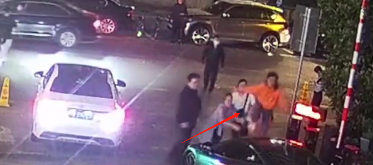 车迷之家 爬上百万豪车车顶“蹦迪”,造成28万损失,00后女孩被采取刑事强制措施