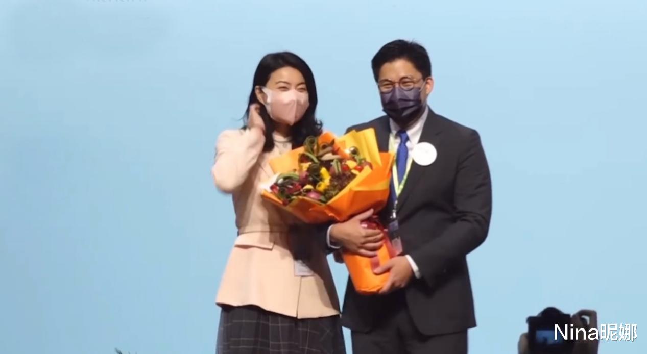 郭晶晶|郭晶晶真宠夫！特意烫发穿西装配半身裙为老公打call，上台送蔬菜花超害羞