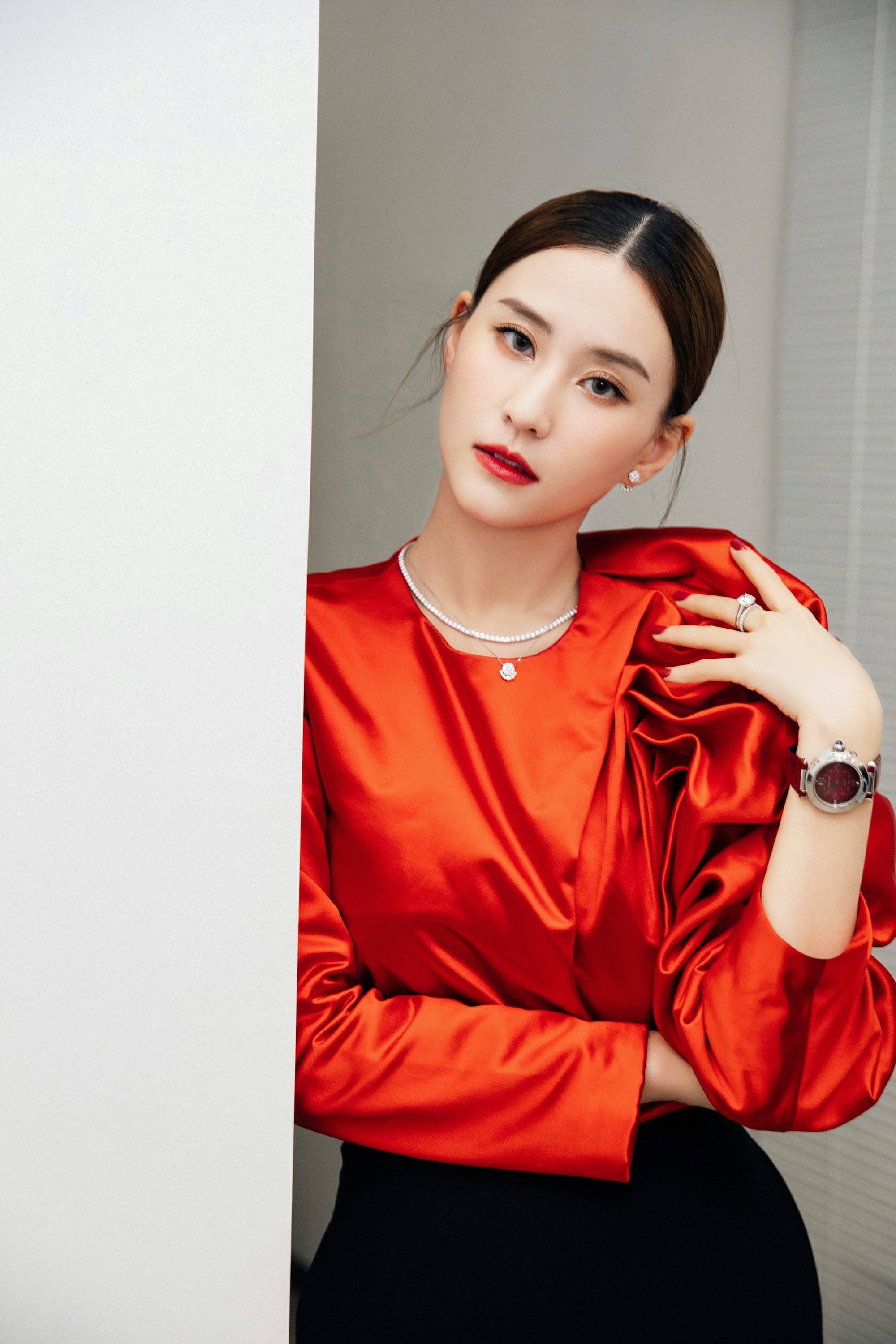 何超莲|何超莲新年红写真曝光 笑容明媚暖入人心