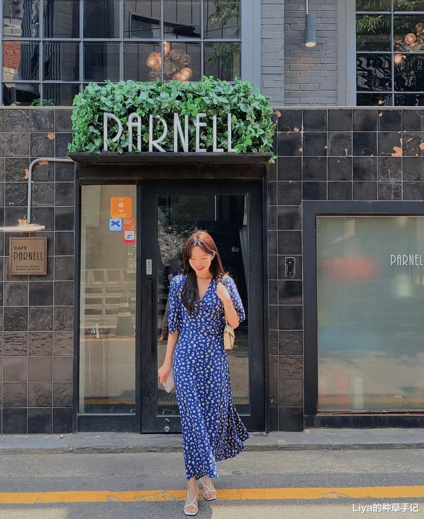 Liya的种草手记|还在穿一身黑？今夏爆火的“ 克莱因蓝 ”，显白又高级！