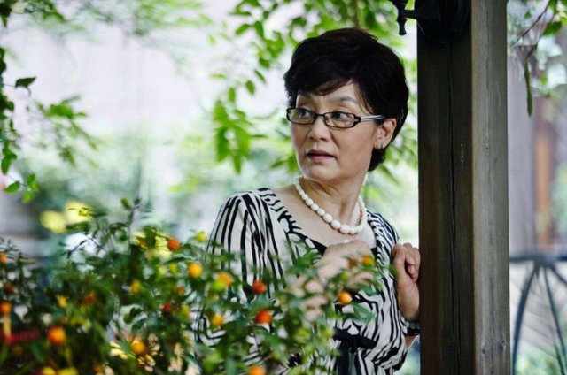 潮帮先生|66岁潘虹老得真优雅,穿衣不扮嫩也不显老,值得“奶奶辈”借鉴