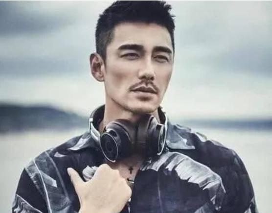 胡兵|“中国第一男模”胡兵晒病床照，年过半百未结婚，惹网友担心