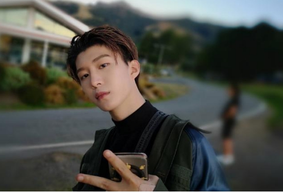 宁毅|范丞丞晒照，意外曝光家中落魄状况，厕所墙皮脱落、厨房站不下人