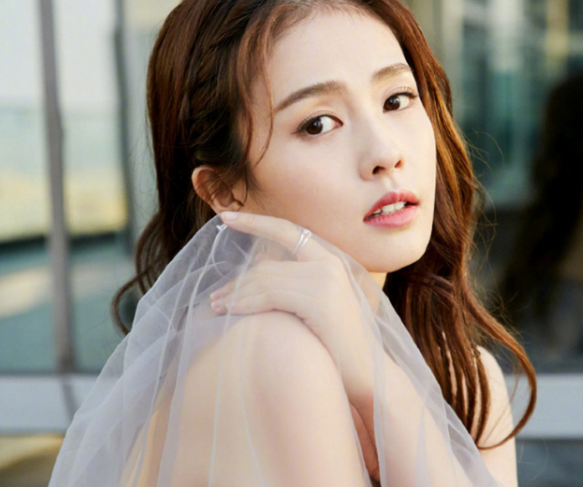 白梦妍|于正手下女艺人那么多，为何独独偏爱白鹿？就这一点别人就做不到