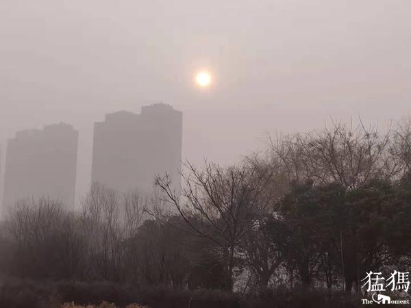 东方今报 红色预警！郑州市重污染天气预警升级，一般人群避免户外活动