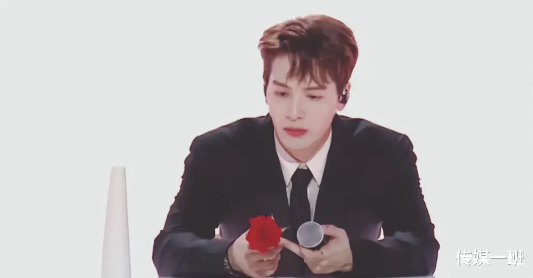 明星|晚会女星造型比美：关晓彤宋雨琦显壮实，欧阳娜娜毛衣造型略臃肿