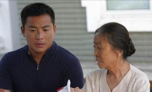 张少华|张少华：住40平的房，片酬都给了亲儿，但最孝顺的却是两干儿子