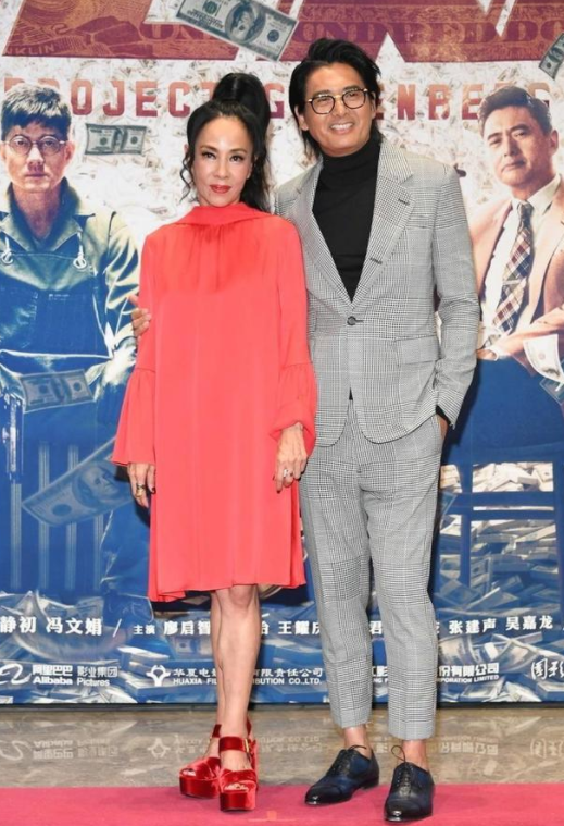 高马尾|周润发妻子扮嫩真有一套，高马尾配小红裙，62岁打扮新潮不输00后