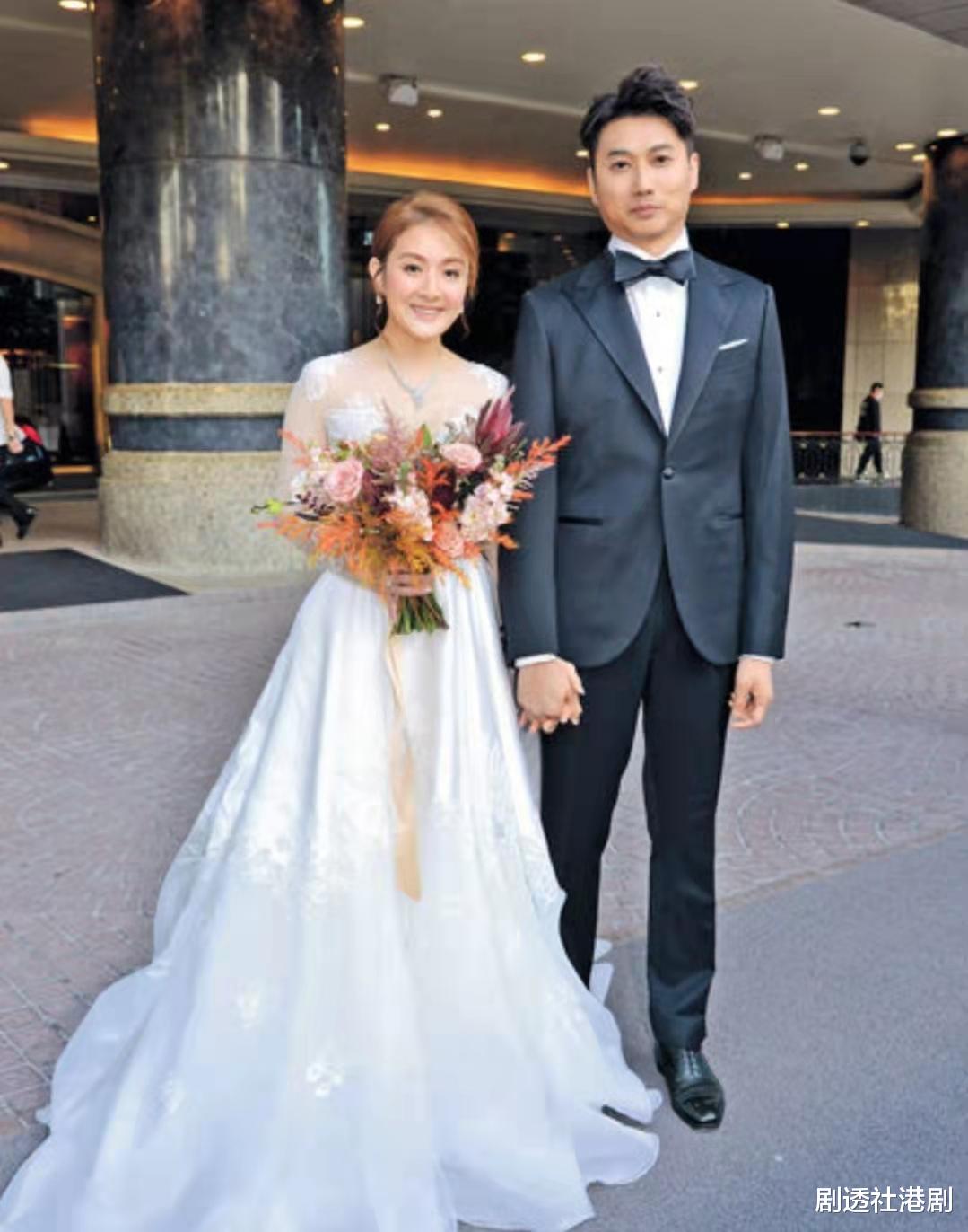 恭喜！香港知名童星正式榮升人妻，婚禮現場手戴兩隻鉆戒十分搶眼-圖2