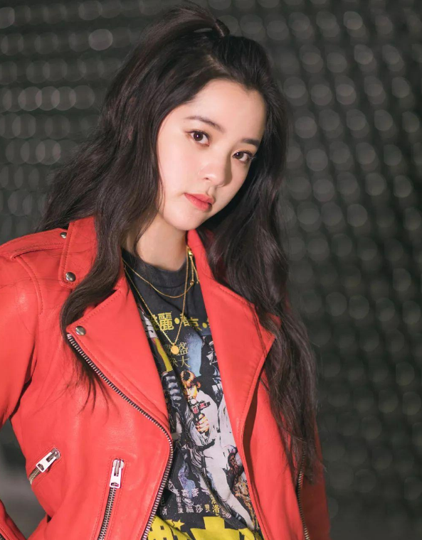 欧阳娜娜|有种字体叫“欧阳娜娜体”，没有一笔是弯的，连在一起却意外可爱