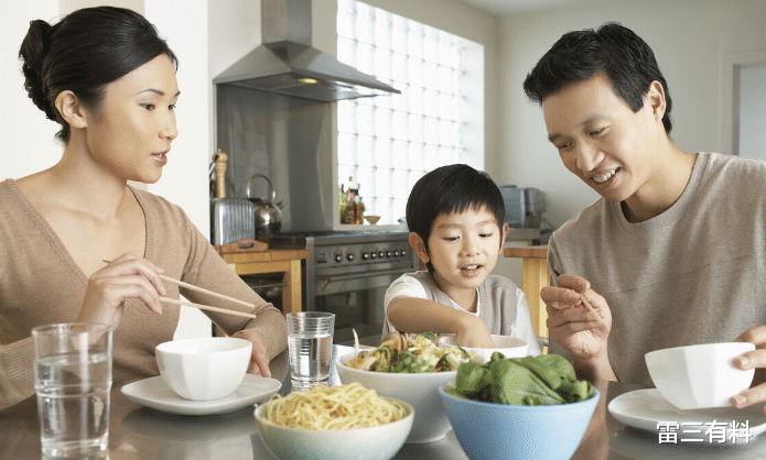 雷三有料|怎样能教导孩子自主吃饭？家长要掌握这三个关键时期，不要错过