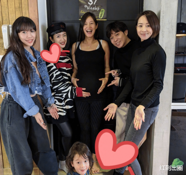 李靓蕾|李靓蕾2月份已摘下婚戒！和林依晨张钧甯聚会，面色红润大秀身材