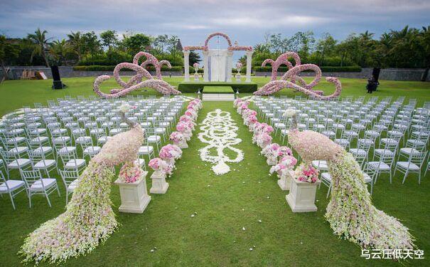 乌云压低天空 接亲现场，男方当众撕毁了新婚誓言，“誓言我实现不了，我就问你一句走不走？”婚礼现场气氛瞬间凝固