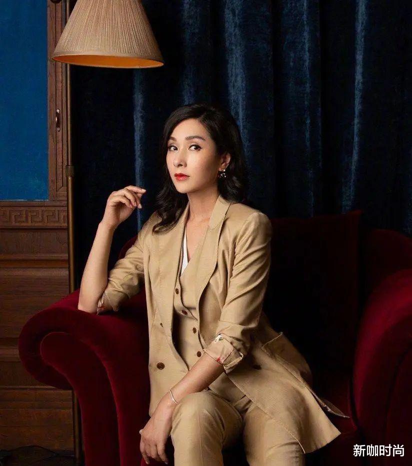 教会|职业西装怎么穿不显老？杨恭如的示范穿搭，教会中年女人这些细节