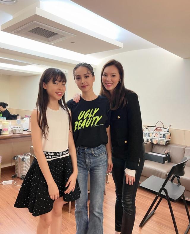 欧阳娜娜|百亿豪门女主人曾馨莹,34岁嫁58岁首富,连生三胎还想拼四胎