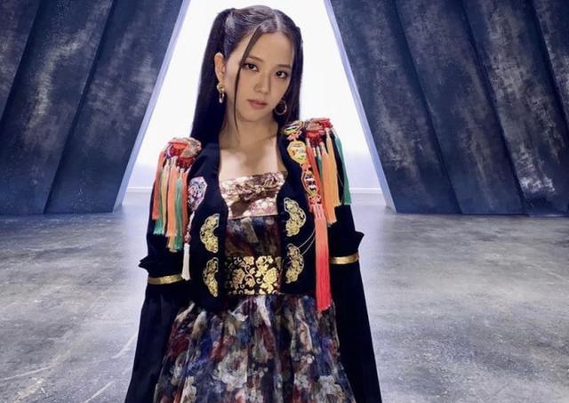 blackpink|TWICE新造型抄袭BLACKPINK引热议，TOP女团想变大势女团？