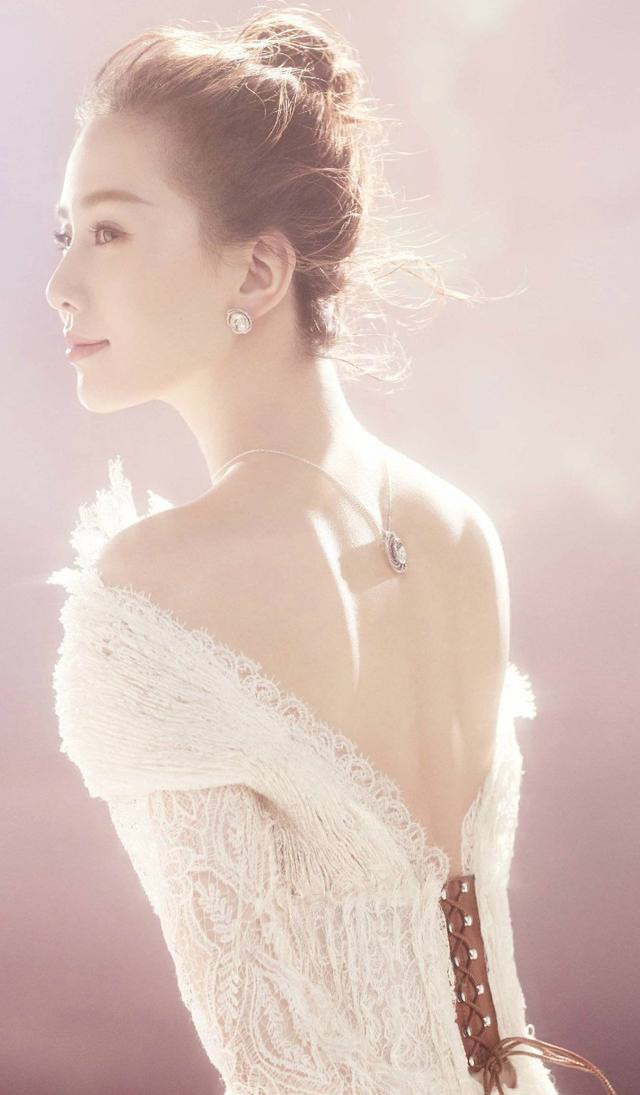 卓伟|刘诗诗穿“黑丝”，看她将腿抬起那刻，网友：这腿型真是让人羡慕