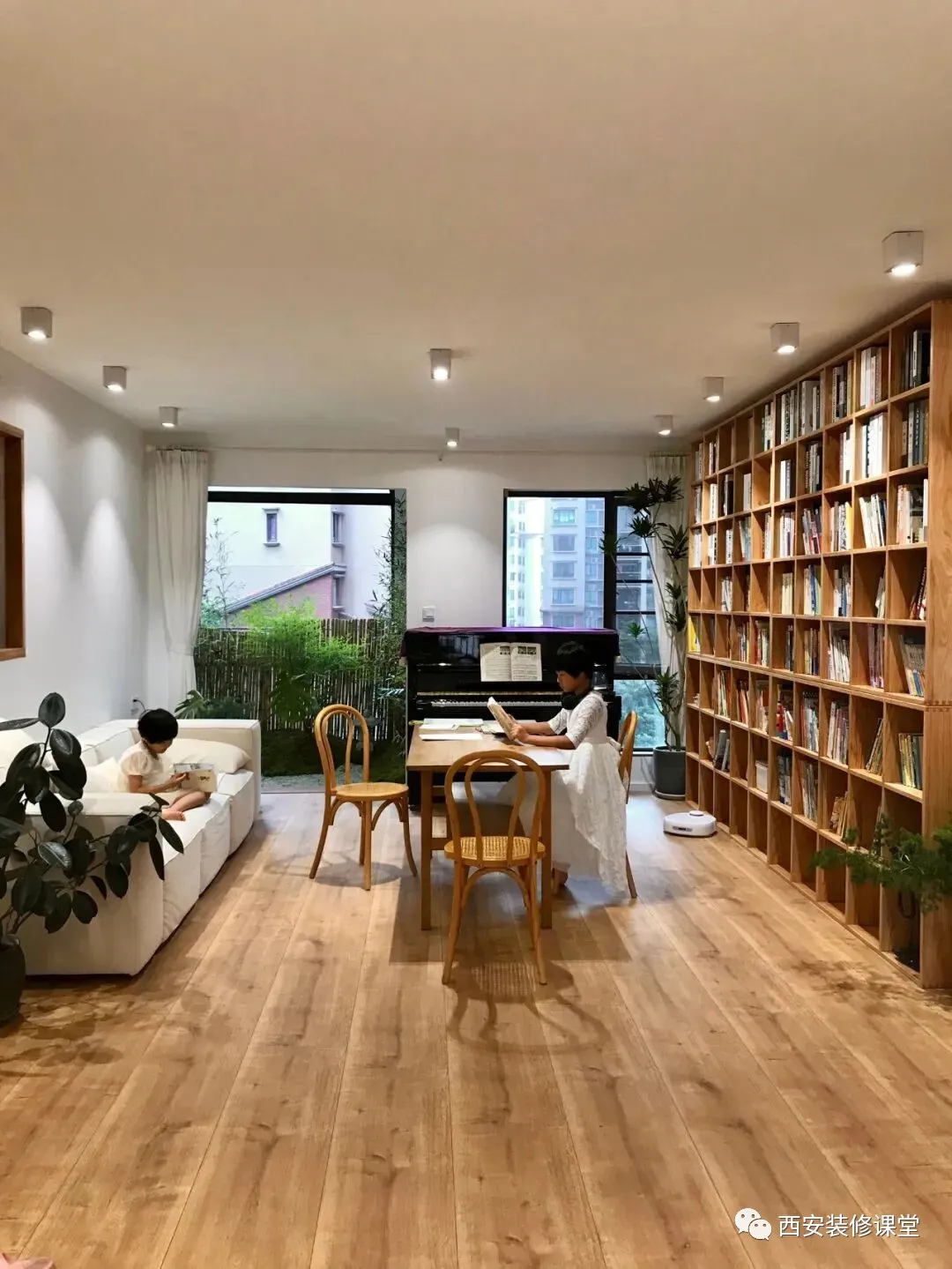 客厅不要传统，长条桌布局可好？