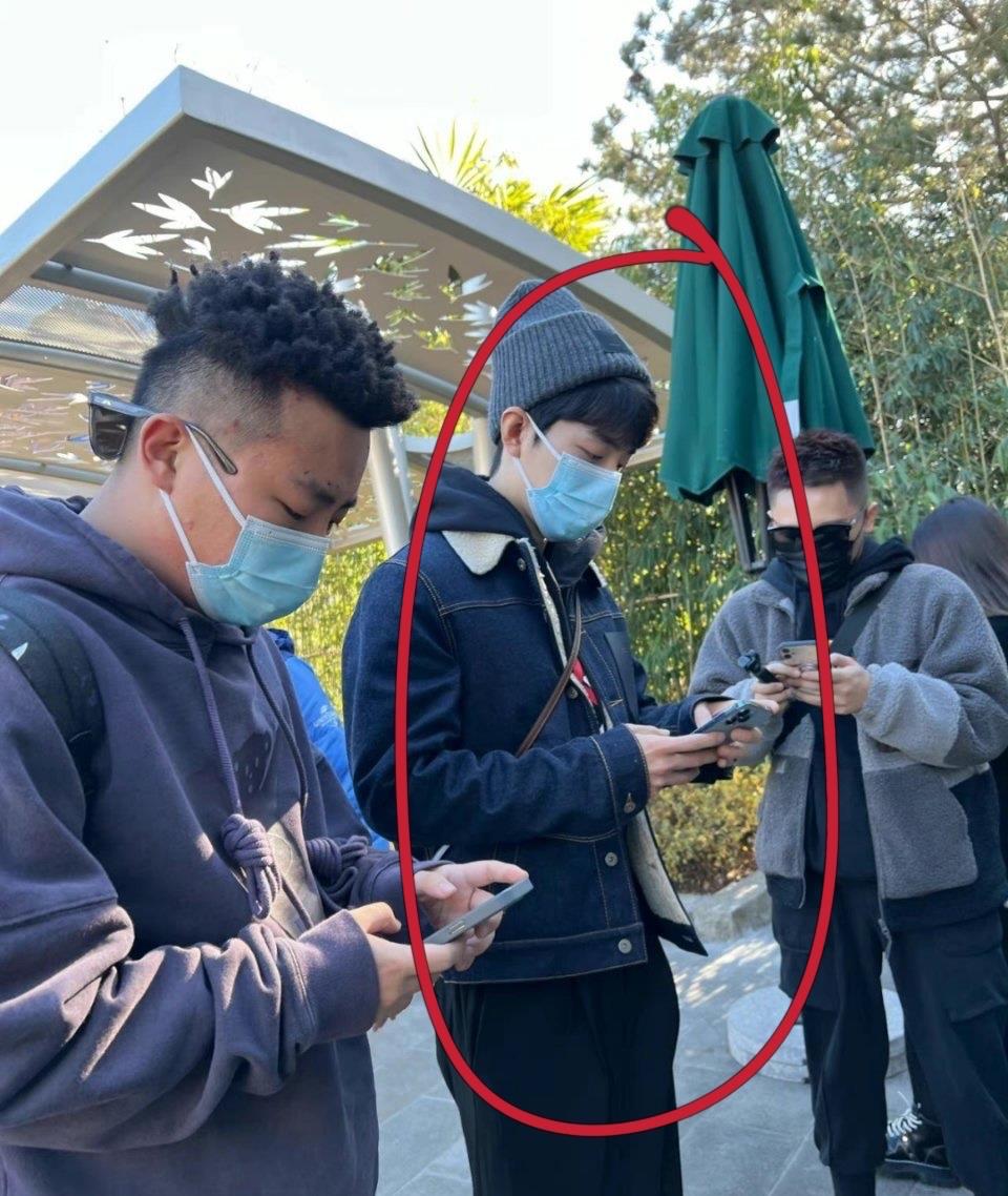 小姐姐|偶遇肖战玩“摩天轮”!和好友到影城打卡,低头玩手机被怼脸拍