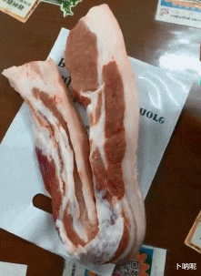  女生夏天还是少穿白色衣服出行吧，遇到下雨天打湿了真的很尴尬