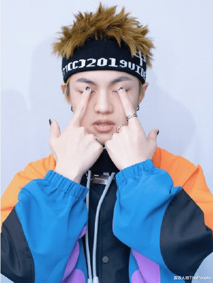 明星素颜|为美白脱腿毛,秀细腰细腿,还化烟熏大浓妆,好好做男人不好吗?