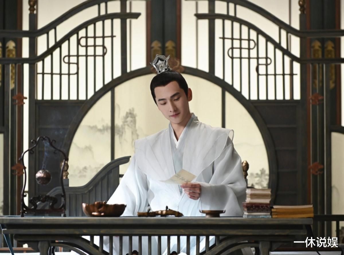 杨洋|网友大理偶遇杨洋，靠山面水接电话很惬意，曾多次许愿想去旅行