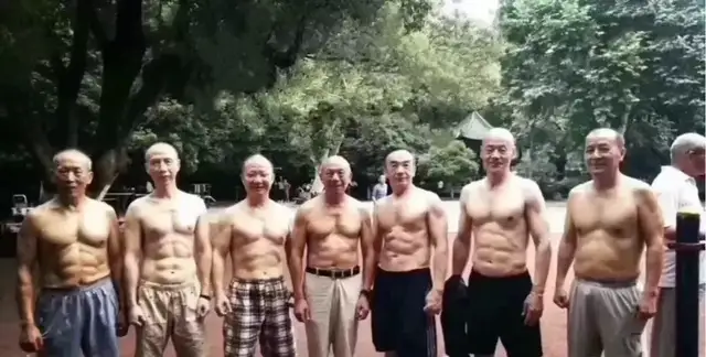 健身|肌肉小伙参加健美比赛遭热议，网友：太丑了，这肚子就离谱！