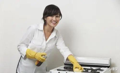 倪密心理学|46岁保姆多次向65岁老人示好,雇主:加薪可以,别想当女主人