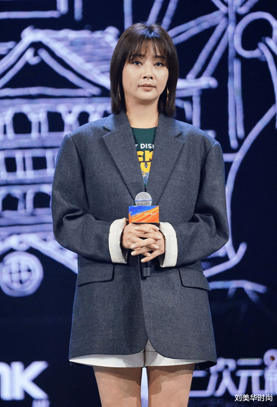 发型 头发选对了脸能小一圈，殷桃的发型就挺好看的，夸张但挺美的
