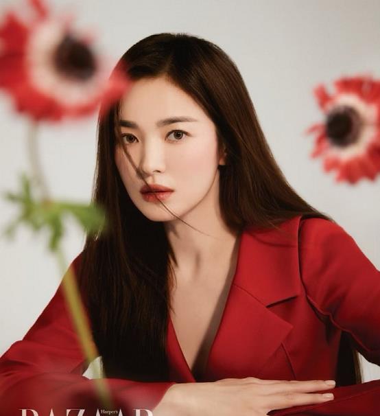 宋慧乔|宋慧乔也是个长腿姐姐！波浪卷发优雅动人，一双美腿特别耀眼