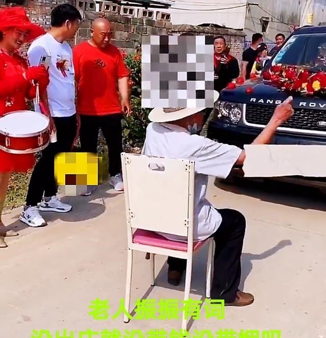 男神女神日常 江苏徐州:老人坐路中间拦未出庄婚车,要钱要烟不给不离开