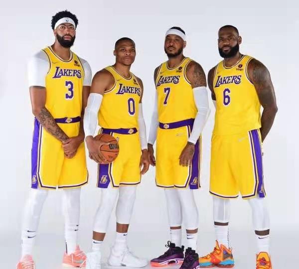 长脖子爸比说|两场比赛15次失误,净输22分!对不起老詹,你选错了人