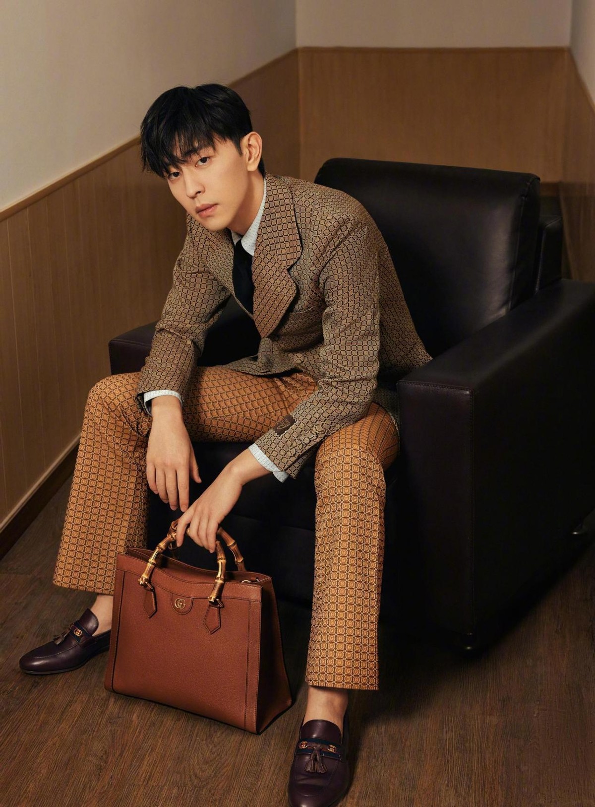 白小白的衣橱|邓伦真是天生的“衣架子”，穿上西装太有型了，满满的商务范儿