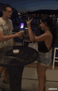 时光了了说说|女孩们以后穿裙子一定要注意点坐姿呀,这也太尴尬了!哈哈哈哈