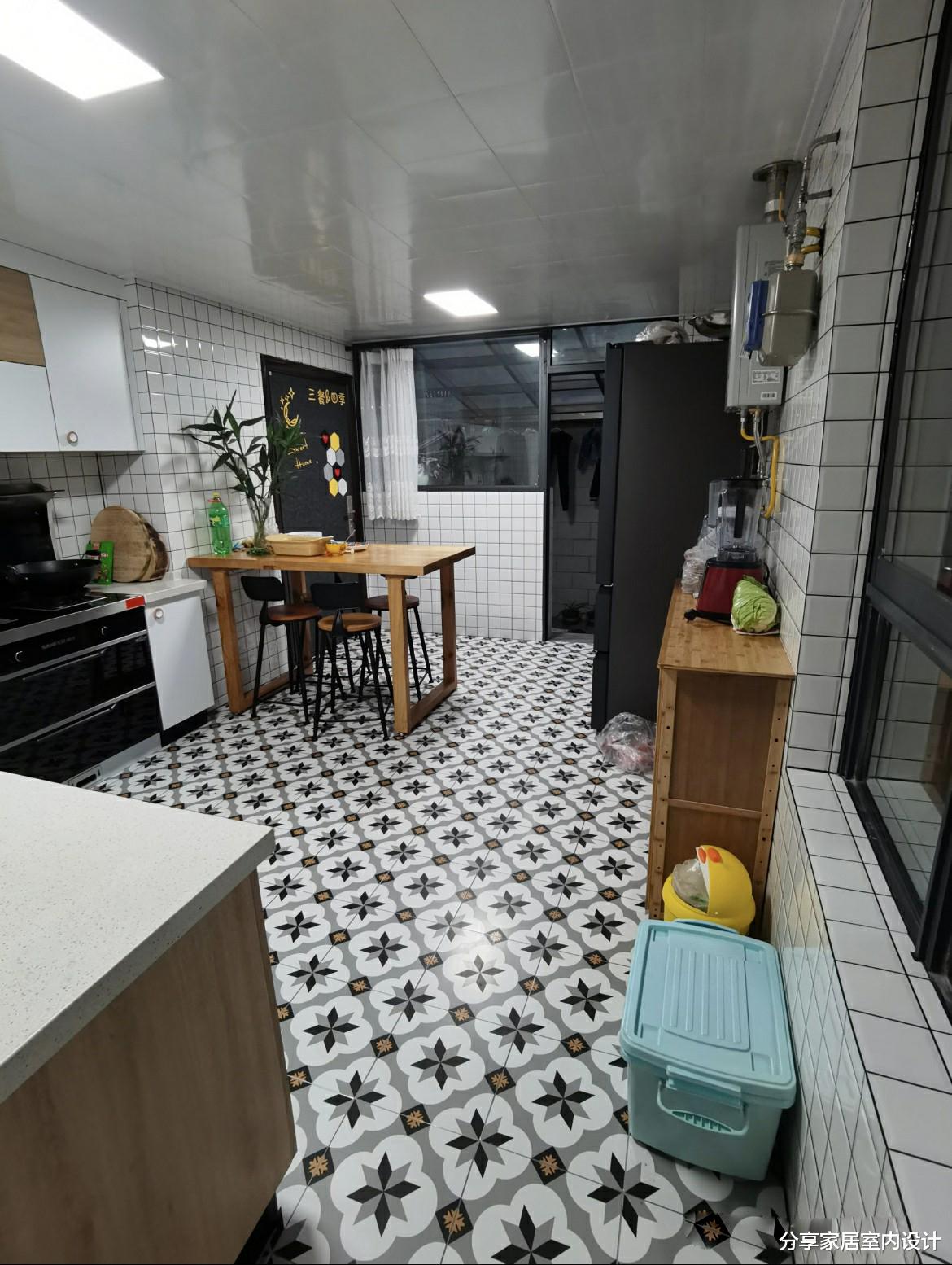 她家买二楼新房赠送80平露天超大阳台，真的是赚大了，让人羡慕！