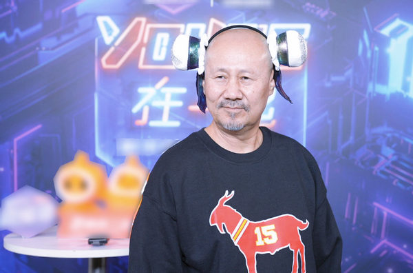 腾格尔|61岁腾格尔过年太接地气!小平房上贴蒙文对联,用花脸盆装肉馅