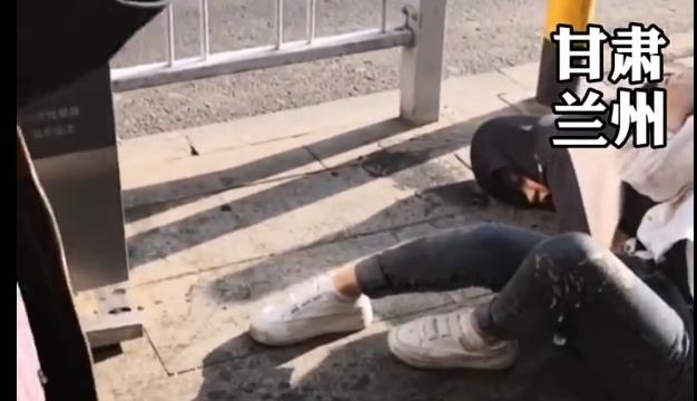 陈媛说 甘肃兰州：两个年轻人露宿街头，好心路人想叫醒，女子摆手拒绝