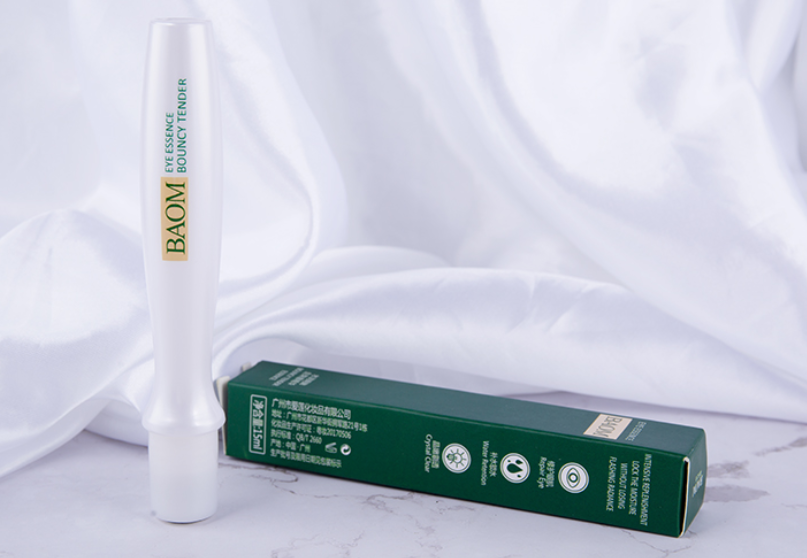 眼霜|看了戚薇“涂眼霜”，才发现自己一直做错，难怪她眼角没细纹