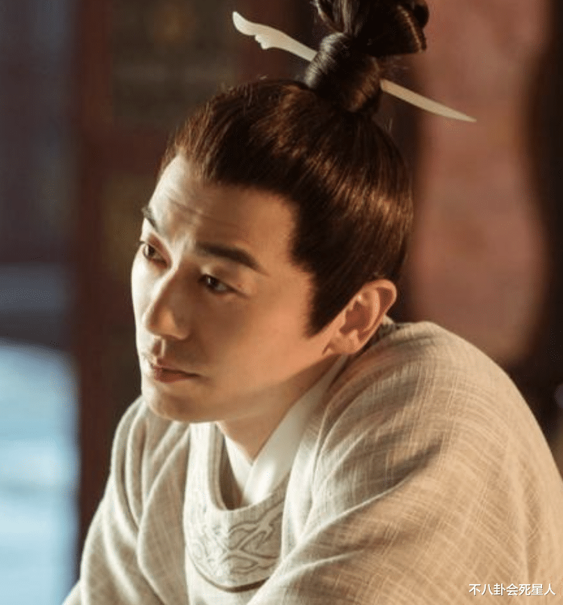 朱亚文|现代装帅气古装却“奇丑”的男星：朱亚文像老头、靳东油腻臃肿