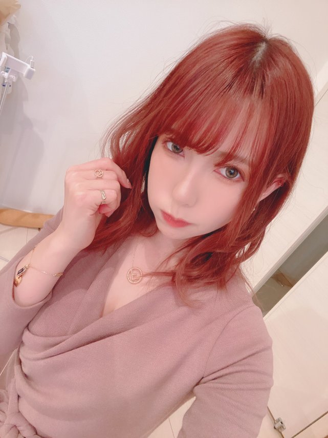 |知名女星痛哭宣布全面停工！罹患全脸神经麻痹，嘴角歪斜闭不上眼