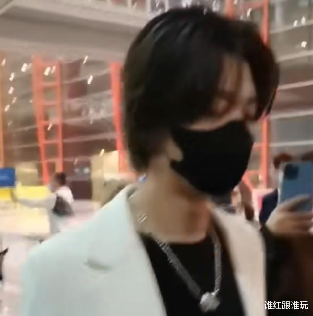 中国电影|继甘望星之后，又一个男爱豆在机场被吐槽娘气！男生不能打扮吗？