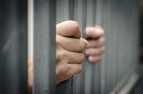 这个16岁男生真可怕,性侵9岁女孩,还把她丢进垃圾桶里